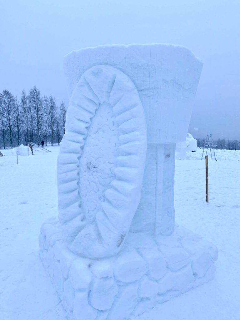 Kuvallisen ilmaisun opiskelijoiden lumesta veistämä karjalanpiirakka.